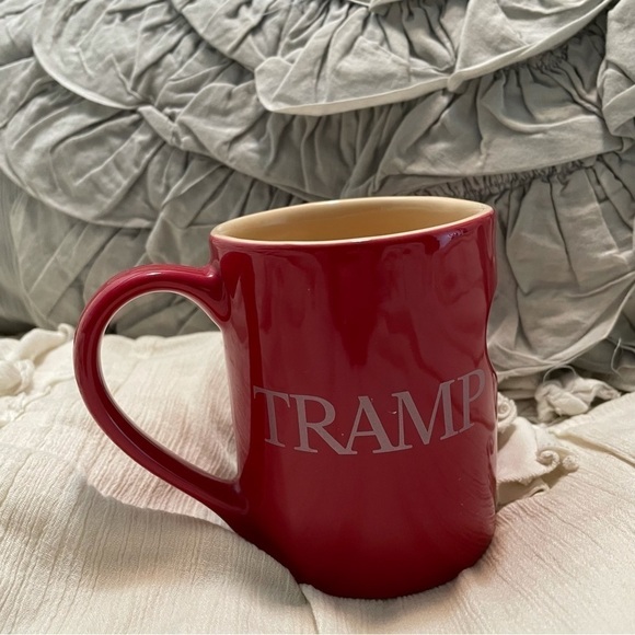DISNEY Tramp Lady and the Tramp Red Heart Mug official Disney - Picture 3 of 5